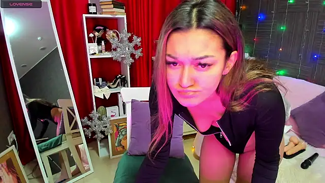 Snapshot of Queen_baby chatting on 12/11/24, 02:19 Queen baby online show from 12/11/24, 02:19