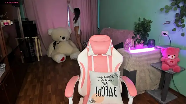 Snapshot of Queen_baby chatting on 10/21/25, 01:39 Queen baby online show from 10/21/25, 01:39