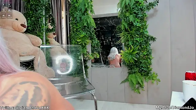 Snapshot of DiamondJo_ chatting on 01/28/25, 06:49 DiamondJo online show from 01/28/25, 06:49