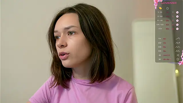 Snapshot of VivianLy_ chatting on 12/10/24, 11:00 VivianLy online show from 12/10/24, 11:00