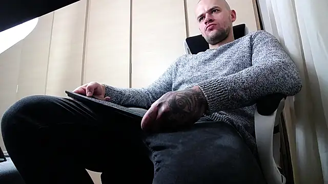 Snapshot of FindomJason chatting on 12/12/24, 02:33 FindomJason online show from 12/12/24, 02:33