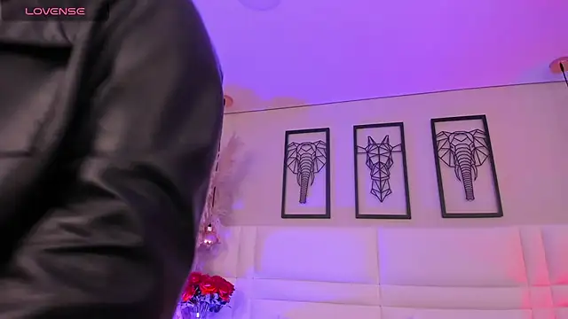 Rebeca jones online show from 11/17/25, 12:11