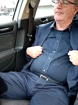 Snapshot of stiffandlubed@xh chatting on 03/19/25, 09:05 stiffandlubedxh online show from 03/19/25, 09:05