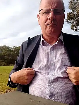 Snapshot of stiffandlubed@xh chatting on 10/13/25, 09:04 stiffandlubedxh online show from 10/13/25, 09:04