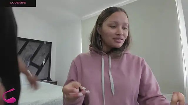 Snapshot of AnnieAndStefan chatting on 11/06/25, 02:18 AnnieAndStefan online show from 11/06/25, 02:18