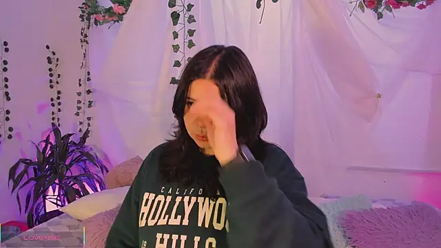 Snapshot of Mey_moon chatting on 12/20/25, 03:57 Mey moon online show from 12/20/25, 03:57