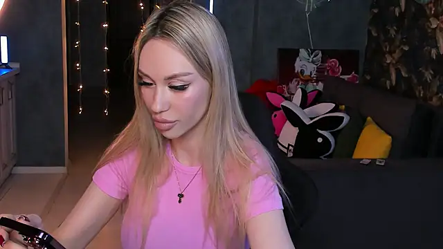 Snapshot of Blckmirrorr chatting on 03/18/25, 09:21 Blckmirrorr online show from 03/18/25, 09:21