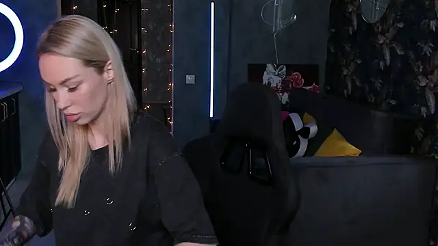 Snapshot of Blckmirrorr chatting on 10/22/25, 04:24 Blckmirrorr online show from 10/22/25, 04:24