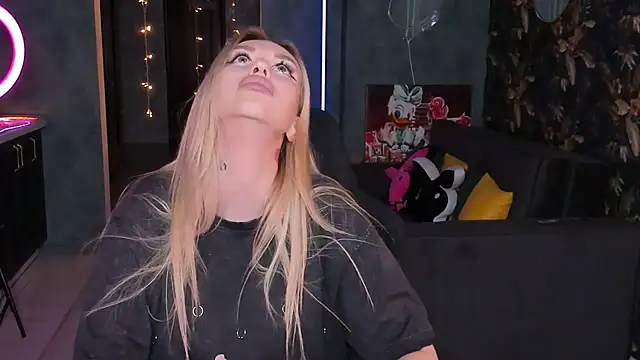 Snapshot of Blckmirrorr chatting on 11/11/25, 08:20 Blckmirrorr online show from 11/11/25, 08:20