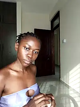 Snapshot of queen_heather chatting on 01/07/25, 05:43 queen heather online show from 01/07/25, 05:43