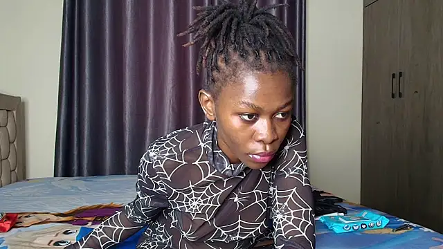 Snapshot of queen_heather chatting on 01/20/25, 08:30 queen heather online show from 01/20/25, 08:30