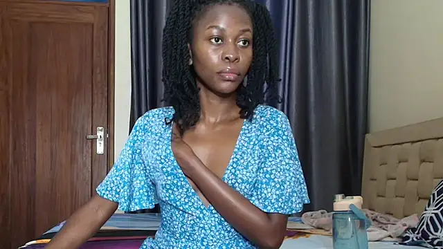 Snapshot of queen_heather chatting on 09/13/25, 12:32 queen heather online show from 09/13/25, 12:32