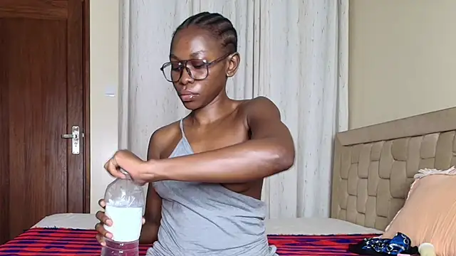 Snapshot of queen_heather chatting on 11/25/25, 11:49 queen heather online show from 11/25/25, 11:49