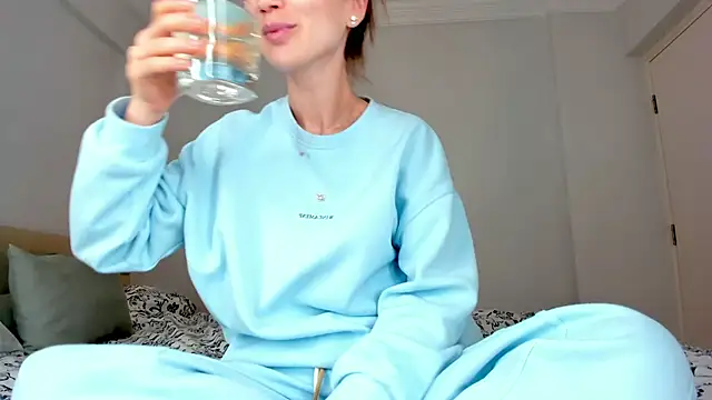 Snapshot of Miya_Nika chatting on 01/31/25, 02:04 Miya Nika online show from 01/31/25, 02:04