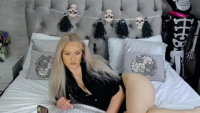 IsabellaDeRosa online show from 10/28/25, 09:46