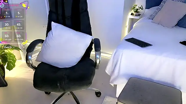 Snapshot of missmiamore chatting on 10/20/25, 01:33 missmiamore online show from 10/20/25, 01:33