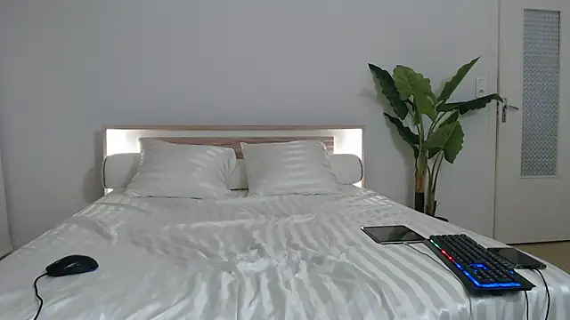 Crystal-dreamt online show from 03/11/25, 10:51