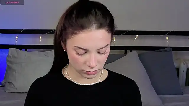 sinthiaroze online show from 10/18/25, 05:25