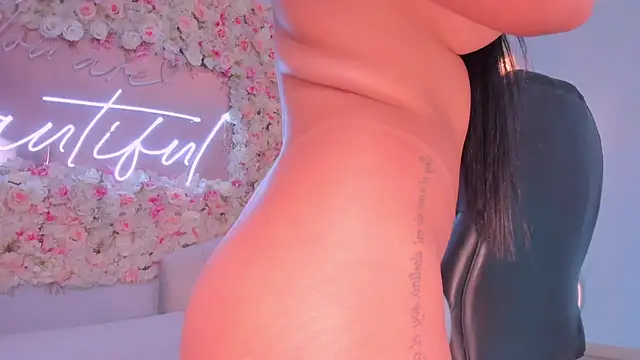 Snapshot of MileyCruz_ chatting on 12/05/24, 06:43 MileyCruz online show from 12/05/24, 06:43