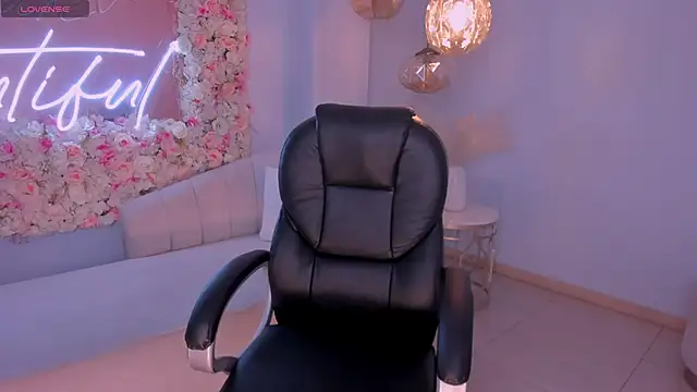 Snapshot of MileyCruz_ chatting on 12/06/24, 03:19 MileyCruz online show from 12/06/24, 03:19