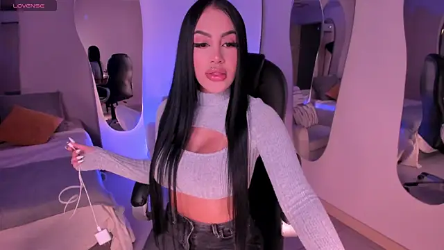 Snapshot of MileyCruz_ chatting on 12/13/24, 04:22 MileyCruz online show from 12/13/24, 04:22