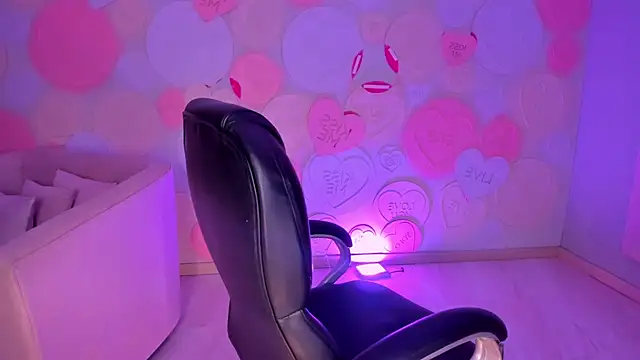 Snapshot of MileyCruz_ chatting on 12/21/24, 10:39 MileyCruz online show from 12/21/24, 10:39