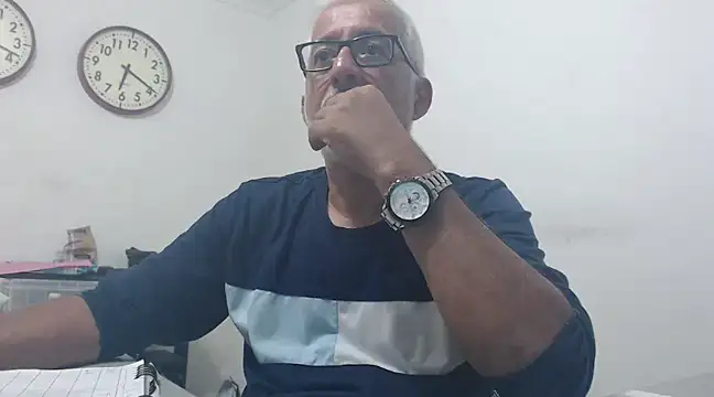 Snapshot of cenizo10124 chatting on 01/01/25, 11:18 cenizo10124 online show from 01/01/25, 11:18