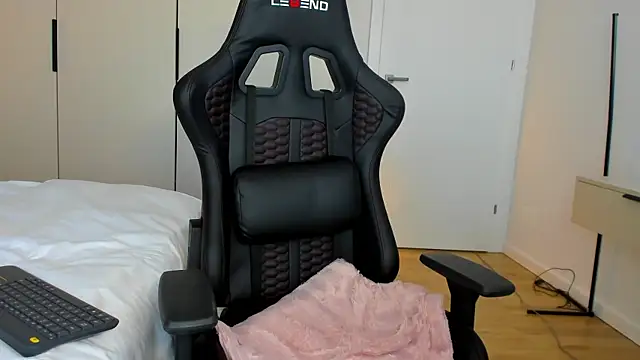 june desire online show from 01/11/25, 02:04