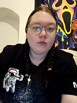 Sexycurvyemilyy online show from 11/18/25, 03:49