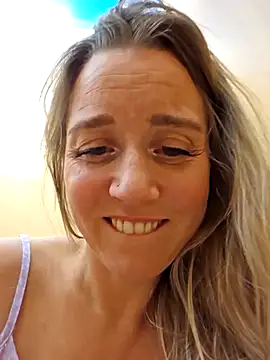 Snapshot of SkyelarSommer chatting on 12/08/24, 04:25 SkyelarSommer online show from 12/08/24, 04:25