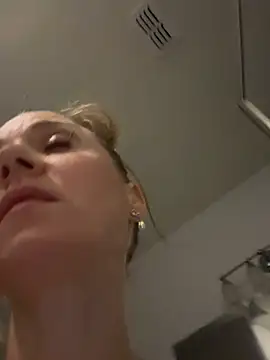 Snapshot of SkyelarSommer chatting on 12/11/24, 08:04 SkyelarSommer online show from 12/11/24, 08:04