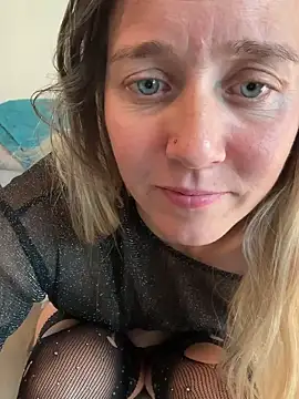 Snapshot of SkyelarSommer chatting on 12/11/24, 05:37 SkyelarSommer online show from 12/11/24, 05:37