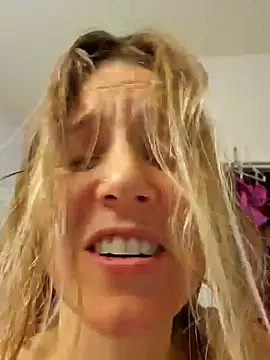 Snapshot of SkyelarSommer chatting on 01/05/25, 02:38 SkyelarSommer online show from 01/05/25, 02:38