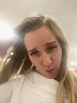 Snapshot of SkyelarSommer chatting on 01/23/25, 11:47 SkyelarSommer online show from 01/23/25, 11:47