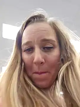 Snapshot of SkyelarSommer chatting on 02/01/25, 02:16 SkyelarSommer online show from 02/01/25, 02:16