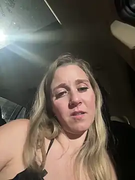 Snapshot of SkyelarSommer chatting on 02/04/25, 01:02 SkyelarSommer online show from 02/04/25, 01:02