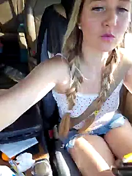 Snapshot of SkyelarSommer chatting on 02/13/25, 08:45 SkyelarSommer online show from 02/13/25, 08:45