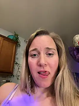 Snapshot of SkyelarSommer chatting on 02/23/25, 05:45 SkyelarSommer online show from 02/23/25, 05:45