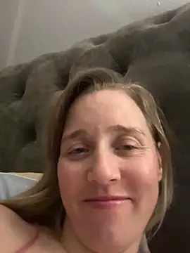 Snapshot of SkyelarSommer chatting on 03/05/25, 03:29 SkyelarSommer online show from 03/05/25, 03:29