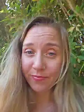 Snapshot of SkyelarSommer chatting on 03/19/25, 05:39 SkyelarSommer online show from 03/19/25, 05:39