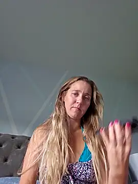 Snapshot of SkyelarSommer chatting on 10/03/25, 02:14 SkyelarSommer online show from 10/03/25, 02:14