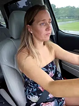 Snapshot of SkyelarSommer chatting on 10/04/25, 08:07 SkyelarSommer online show from 10/04/25, 08:07