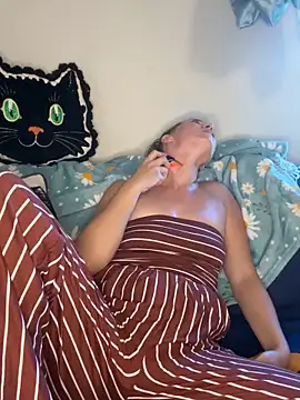 Snapshot of SkyelarSommer chatting on 10/16/25, 04:52 SkyelarSommer online show from 10/16/25, 04:52