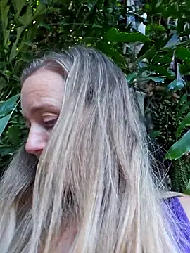 Snapshot of SkyelarSommer chatting on 10/18/25, 09:59 SkyelarSommer online show from 10/18/25, 09:59