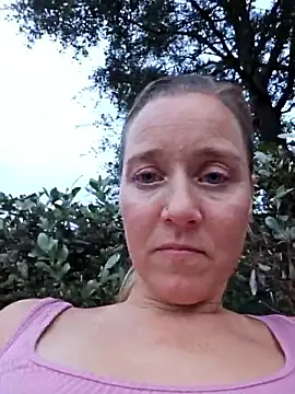 Snapshot of SkyelarSommer chatting on 10/19/25, 10:43 SkyelarSommer online show from 10/19/25, 10:43