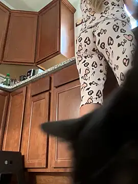 Snapshot of SkyelarSommer chatting on 10/21/25, 01:12 SkyelarSommer online show from 10/21/25, 01:12