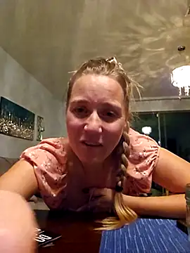 Snapshot of SkyelarSommer chatting on 10/30/25, 04:47 SkyelarSommer online show from 10/30/25, 04:47