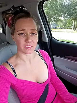 Snapshot of SkyelarSommer chatting on 12/15/25, 02:43 SkyelarSommer online show from 12/15/25, 02:43