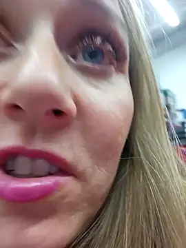 Snapshot of SkyelarSommer chatting on 12/16/25, 02:49 SkyelarSommer online show from 12/16/25, 02:49