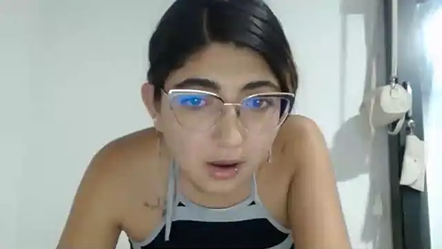 Snapshot of esteni chatting on 03/19/25, 01:54 esteni online show from 03/19/25, 01:54
